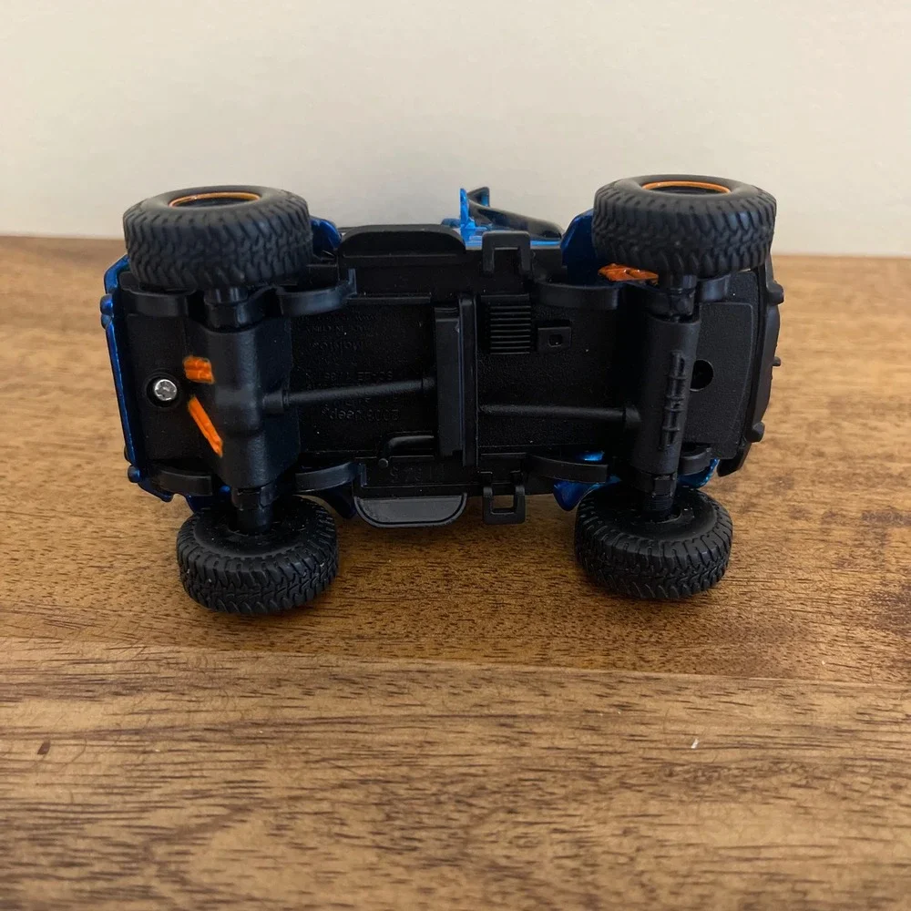 Maisto 1/35 Diecast 2003 Jeep Wrangler Rubicon Blue Off-Road Model Car